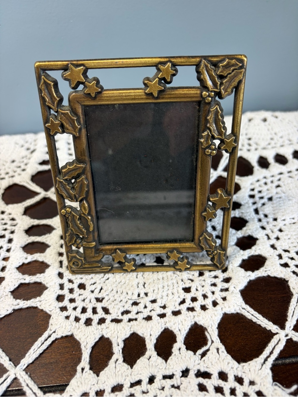 Ornate Gold/Brass Holly & Star Photo Frame - Decorative Picture Holder